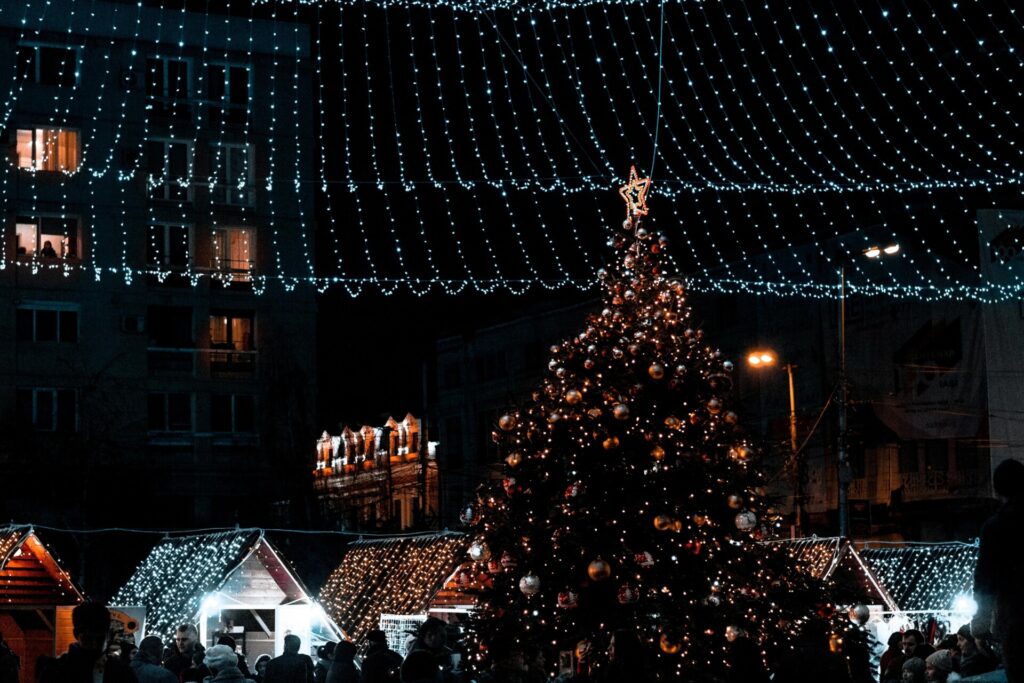 Weihnachtsbaum Mit Dekorationen Während Der Nacht