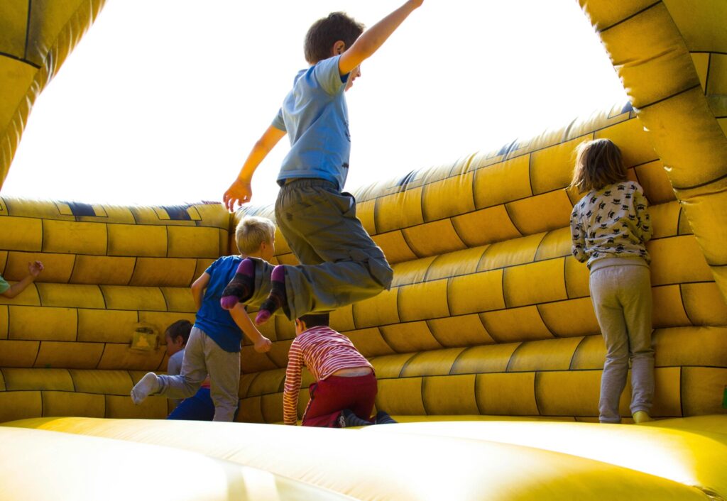 Kinder Spielen Auf Aufblasbarem Schloss