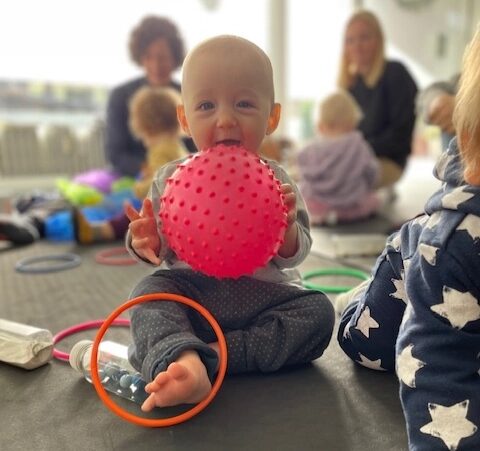 Baby beim Spielen mit Ball