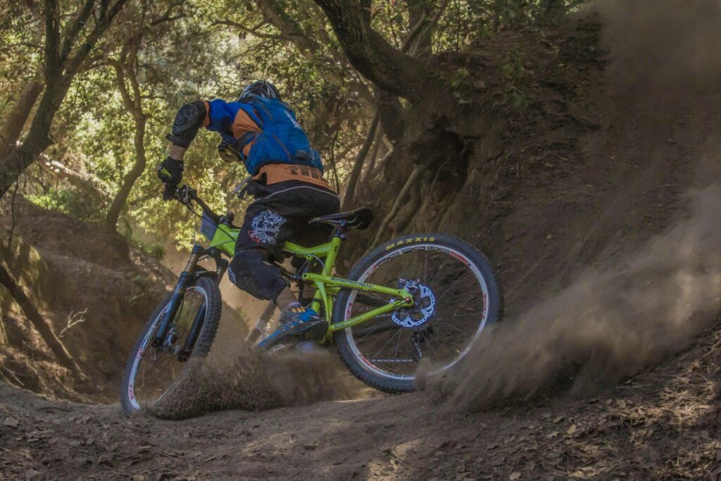 Mann In Der Schwarzen Und Orangefarbenen Fahrradreitjacke Mit Grünem Offroad Fahrrad