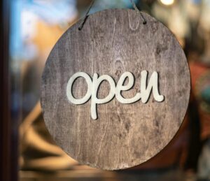 Rustikales „Geöffnet“ Schild Am Ladeneingang